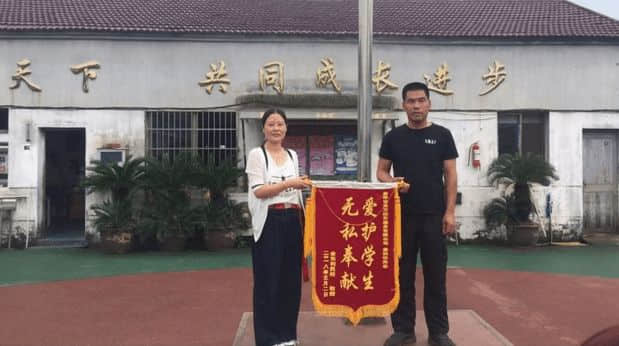 金東利民學(xué)校向東方校車公司敬贈(zèng)錦旗