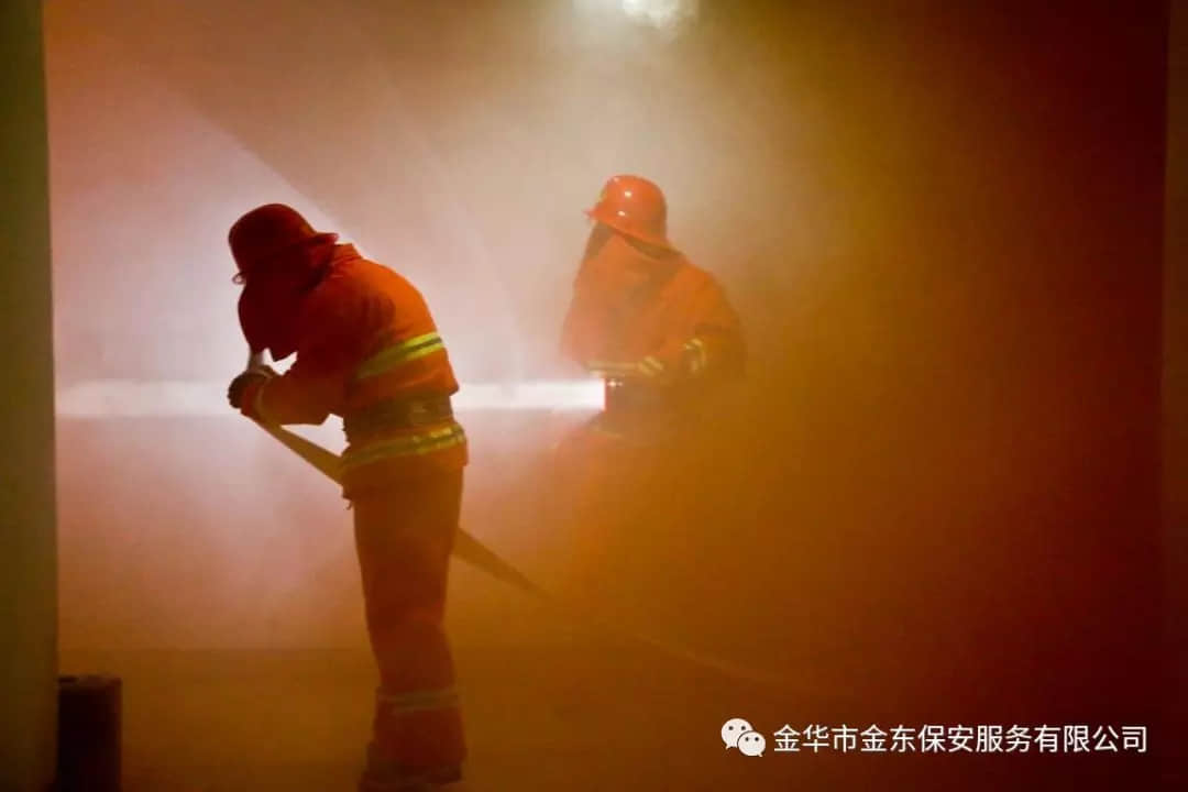 金東保安公司積極參加區(qū)機(jī)關(guān)辦公樓火災(zāi) 應(yīng)急演練及消防技能培訓(xùn)